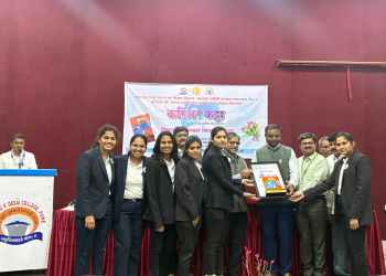 शारदाबाई पवार कॉलेजच्या करिअर संसदेचा राज्य पातळीवर गौरव; प्राचार्यांसह समन्वयक व विद्यार्थिनींचा सन्मान