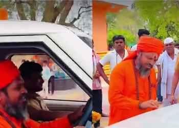 कायद्याचा दरबार, की बाबांचा बाजार? हिंगोलीत बाबाच्या हाताने केलेल्या पोलिसांच्या सरकारी गाडीच्या पूजेवरून वाद!