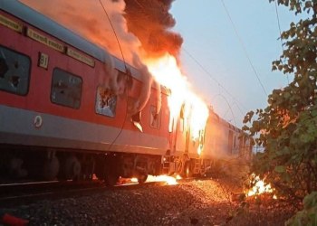 त्रिवेंद्रम–दिल्ली राजधानी एक्सप्रेसच्या २ डब्यांना आग; रेल्वेने हेल्पलाइन क्रमांक जाहीर, सर्व प्रवासी सुरक्षित