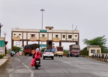 दौंड नगर रस्त्यावरील काष्टी टोल नाक्यावर कर्मचाऱ्यांची दादागिरी! वाहनचालक त्रस्त, तातडीने कारवाईची मागणी!