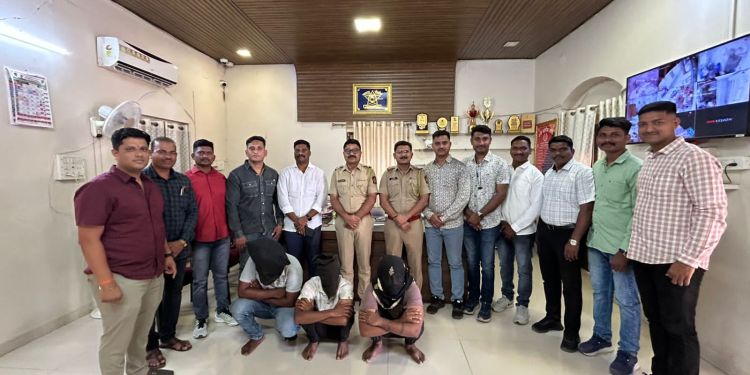 चालकच निघाला खोबरे चोर! अपघाताचा बनाव रचला, 6.68 लाखांचे खोबरे लंपास केले! चार जणांना दौंड मध्ये अटक!