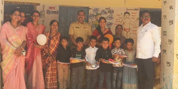 पोलीस अधिकाऱ्याने मुलाला थेट जिल्हा परिषद शाळेत दाखल केलं.. मराठी शाळांवरील विश्वासाचा आदर्श संदेश!