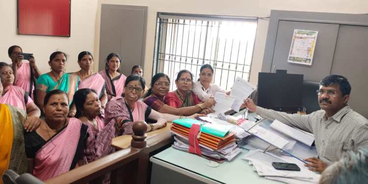 मतदानकेंद्र अधिकारी (BLO) कामकाजाला अंगणवाडी सेविका संघटनेचा विरोध! ICDS योजनेव्यतिरिक्त कोणतेही कामकाज न करण्याचा निर्णय!