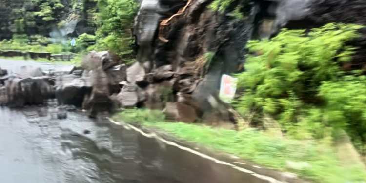 वाई-पाचगणी घाटात बुवासाहेब मंदिरानजीक दरड कोसळली!