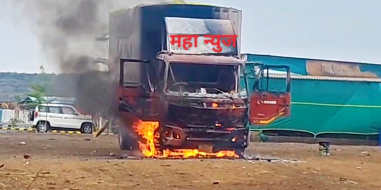 पुणे-सोलापूर महामार्गावर भरपावसात टेम्पो पेटला! पाटसजवळ घडली घटना!