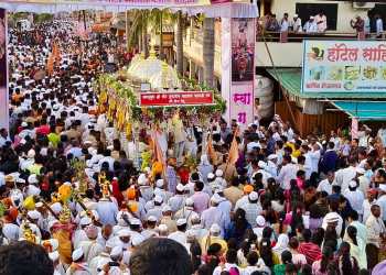 उन्हाच्या झळा झेलत २० किलोमीटरचा टप्पा पूर्ण! जगद्गुरु तुकोबारायांचा पालखी सोहळा वरवंड मुक्कामी विसावला!
