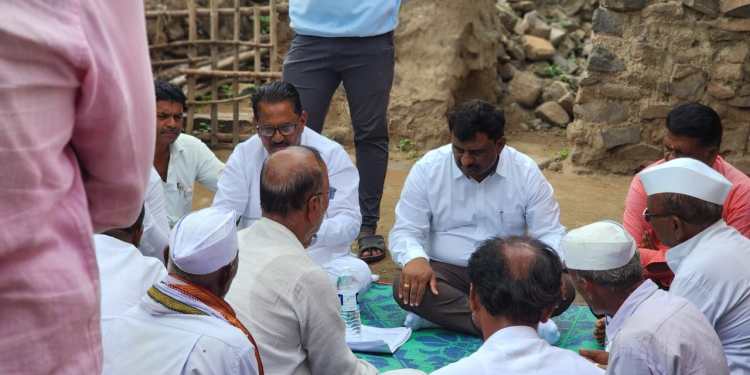 … अन् त्या वारकऱ्याची शिरूर च्या तहसीलदारांनी घरी जाऊन घेतली भेट; जमिनीवर बसून केली विचारपूस