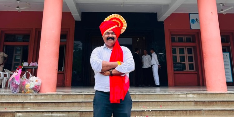 मजूरीपासून ज्या इमारतीत इलेक्ट्रिक फिटींगपर्यंतची कामं..त्याच बारामती न्यायालयाच्या वकील संघटनेच्या अध्यक्षपदापर्यंत…! संघर्ष, जिद्द आणि यशाची प्रेरणादायी कहाणी!