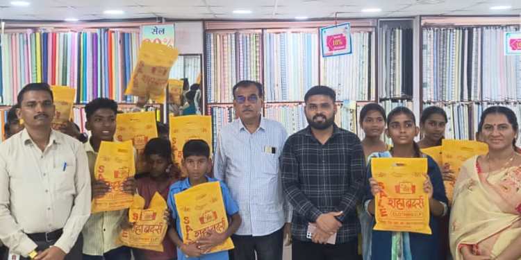 गोकुळदास शहा यांच्या स्मरणार्थ ८ शाळेत विद्यार्थ्यांना गणवेश; शहा परिवाराची ४० वर्षांची सेवा परंपरा!