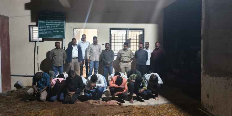 पवित्र स्थळांवर मद्यपान करून धिंगाणा; १२ मद्यपींची थेट पोलीस ठाण्यात वरात! गणपती घाट, पसरणी घाट, परखंदी रोडसह स्मशानभूमी परिसरात वाई पोलिसांची विशेष मोहीम