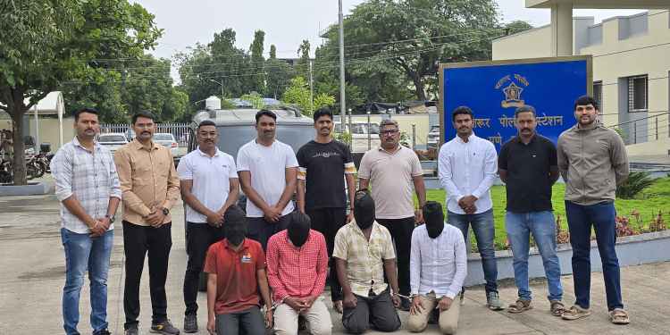 एसटी बस अडवून चालक- वाहकास मारहाण; जबरी चोरी करणाऱ्या चौघांना शिरूर पोलिसांकडून चौघांना अटक