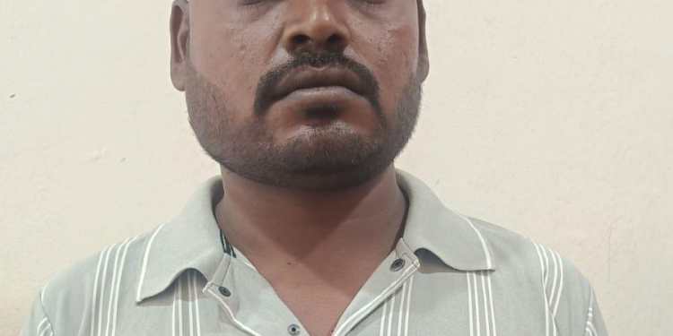 पाच वर्षे वॉरंटला चकवा; अखेर आरोपी पोलिसांच्या जाळ्यात मारहाण व धमकीच्या २०२१ मधील गुन्ह्यात देवेंद्र घोडकेला अटक; न्यायालयीन कोठडी!