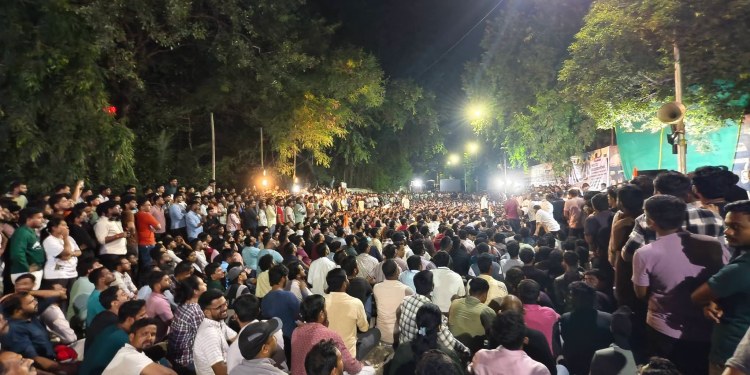 आज दुपारी चार वाजता राज ठाकरे तर उद्या आदित्य ठाकरे एमपीएससीच्या विद्यार्थी आंदोलनात..!