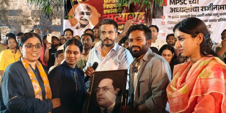 नवनाथ बन म्हणाले आंदोलनात बारामतीची पोरं.. रोहित पवारांनी उत्तर दिलं.. राजकारणात पिसाळलेली कुत्री आलीत.. लाज तर त्यांना शिवतच नाही; मी का त्यांच्यावर बोलू?