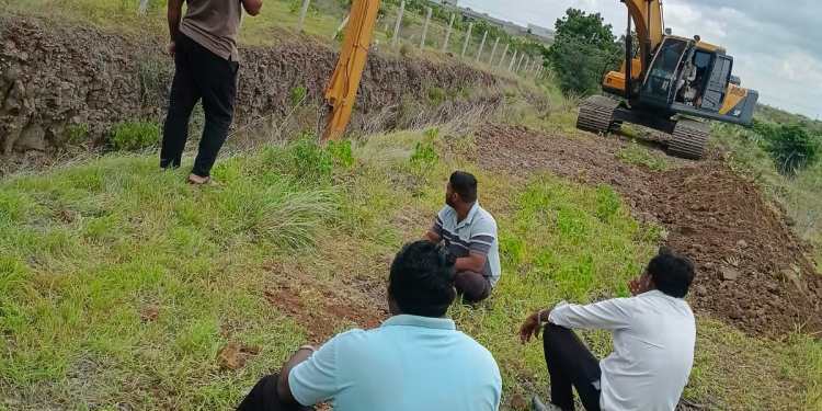 दौंड तालुक्यातील जिराईत पट्ट्यात पाण्याचे भीषण संकट; रोटीत लोकवर्गणीतून कालवा दुरुस्त करूनही गाव पाण्यापासून वंचित!