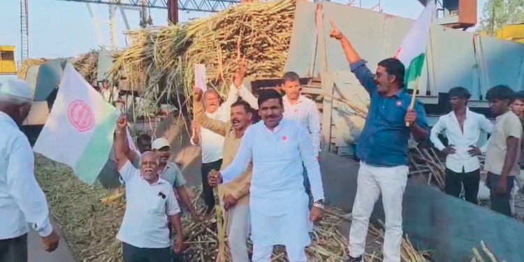 उसाला प्रतिटन ५ हजार रुपये दराच्या मागणीसाठी शेतकरी संघटनेचे कार्यकर्ते घुसले भीमा पाटसच्या ऊस गव्हाणीत!