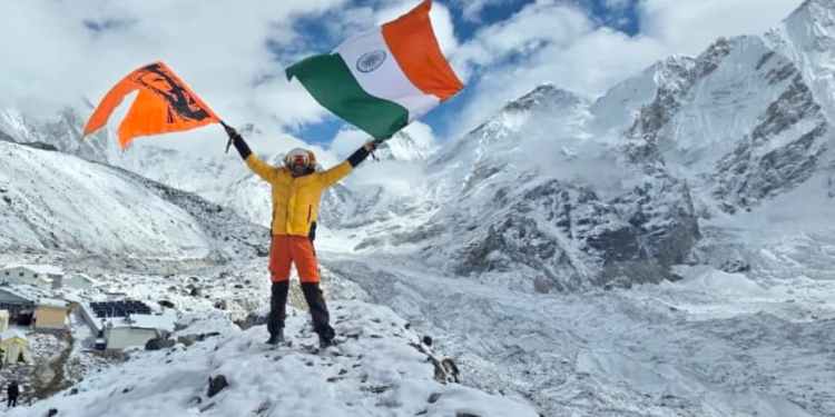 पाटसच्या सुपुत्राची छत्रपतींच्या स्वराज्य ध्वजासह एव्हरेस्टच्या शिखरावर झेप; तिरंगा आणि भगवा फडकवून रचला इतिहास!